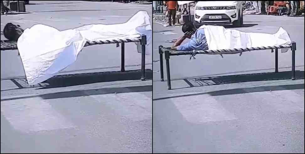 Dehradun Road Bunk Reel: boy made reel by placing bed on the road In Dehradun