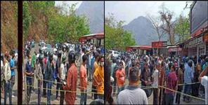 image: Crowd thronged liquor store in Nainital