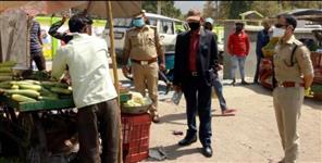 image: Coronavirus Uttarakhand:IAS Surendra narayan pandey in tanakpur market