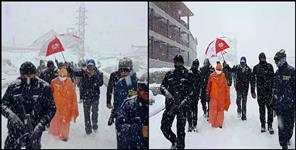 image: CM Yogi CM Trivendra got stuck in snow in Kedarnath