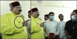 image: Satpal Maharaj scold doctors with collar mic