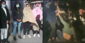image: girls fighting on road in Roorkee Video goes viral