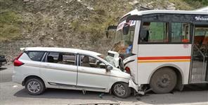 Collision between bus and taxi in Devprayag