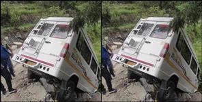 image: Steering failure of tempo traveler on Tilwara-Mayali-Ghansali motorway