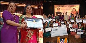 image: Geeta Maurya and Shyama Devi returned the Tilu Rauteli Award