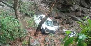 image: car fell in ditch in nainital girl death