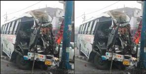 image: bus collided with pole in dehradun due to fog