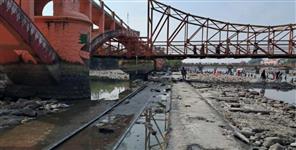 image: Ganga Water disappeared railway tracks visible at Har ki Pedi
