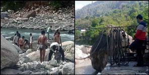 image: People engaged in building bridge between Pithoragarh Bageshwar