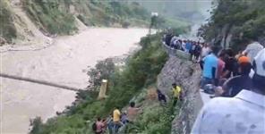 Tempo-Traveller lost control and fell into Alaknanda