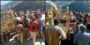 image: Pickup vehicle fell into a ditch in Tyuni Dehradun