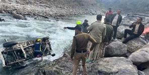 image: Rohru-Bound Vehicle Falls into River in Uttarakhand