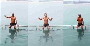 image: Haridwar youth demanding 10 rupee for taking dip in ganga