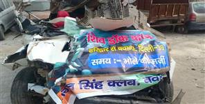 image: Devotees Car collided with truck in haridwar