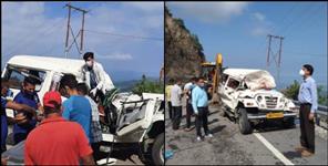image: Stones fell on Max vehicle in Tehri Garhwal