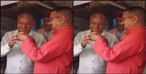 image: Kishore Upadhyay offered tea to the chaiwala