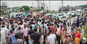 image: Road jam after girl death in Dehradun Doiwala