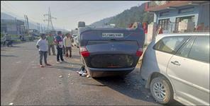 image: Doctors car fell on the road in Tehri Garhwal
