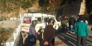 image: Max overturned on road near Gabani village Agastyamuni