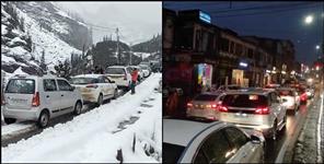 image: Heavy snowfall caused jam in Mussoorie