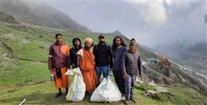 image: Sadhu saints are picking up garbage in Kedarnath