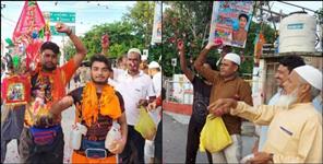image: Muslim community showered flowers on Kawand in Haridwar