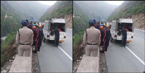 image: Vehicle fell in Alaknanda river