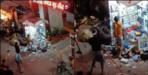image: Kanwariyas destroy shop while fighting at Har ki Pauri