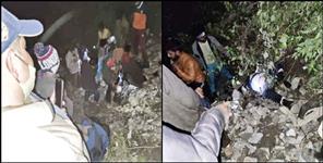 image: Car fell in a ditch near Pipalkoti of Chamoli