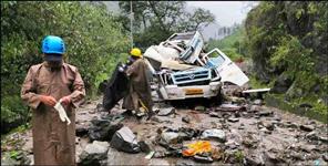 image: Debris fell on vehicles on Gangotri Highway 4 died