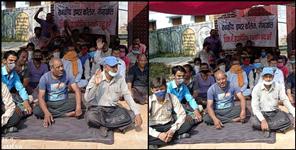 image: Villagers on strike for 17 days in Pauri Garhwal
