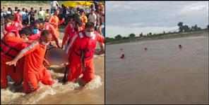 image: Mother daughter flows in Bajpur Kosi river