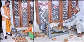 image: CM Trivendra Singh Rawat distributed electric chalk to potters