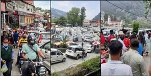 image: Crowd of tourists in Nainital Mussoorie