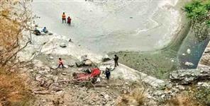 image: Family returning from kainchi dham had accident all are safe