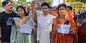 image: The bride and groom took part in voting in Lal Kuan