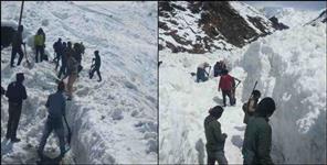 image: Heavy Snow removal work continues on Kedarnath paidal marg