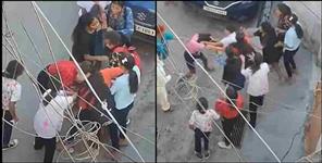 image: Girls Fighting On Road In Rishikesh