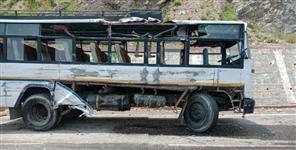 image: The truck hit the bus in Tehri Garhwal
