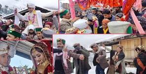 image: Amazing wedding barat take out amid in snowfall in uttarkashi