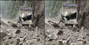 image: Stones fell on the bus on Thal Munsiyari Road