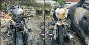 image: Two bike caught fire in pauri garhwal