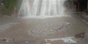 image: Danger of getting stones and debris in Kempty Falls