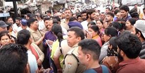 image: Gas Cylinder Shortage Triggers Road Block Protest in Dehradun