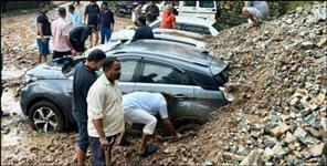 image: Uttarakhand Heavy Rain Debris fell on vehicles in Gopeshwar