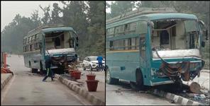 image: Bus collides with divider at Dehradun Lachhiwala toll plaza
