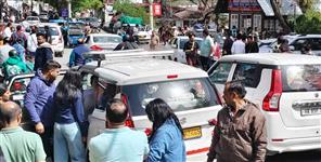image: Tourist Rush in Nainital Over Weekend Fills Parking