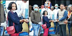 image: Coronavirus Uttarakhand:Vaishnavi upreti gave money to dm nitin bhadauria for corona fight