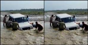 image: Ranger car stuck in the kosi river