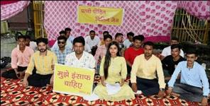 image: Husband sit on dharna against wife in Uttarakhand Haridwar